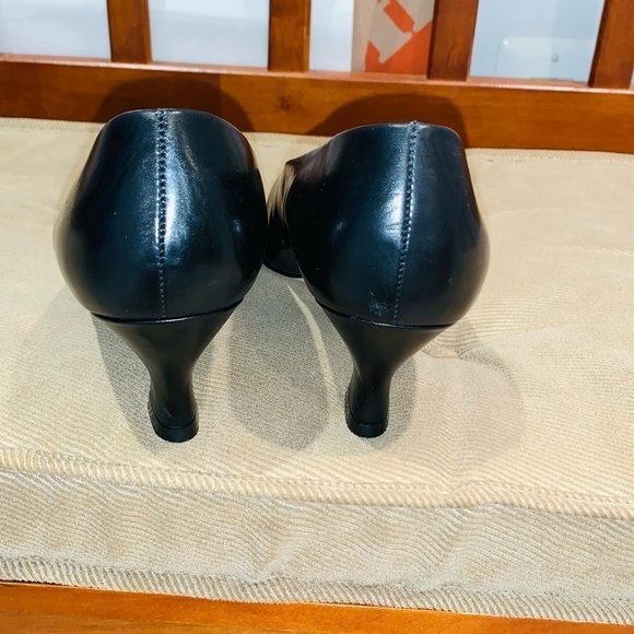 Nine West Black Leather Pumps. - Picture 5 of 15